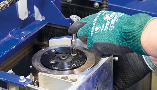 Efficiency under control at the kitchen manufacturer Ballerina: The employees “resharpen” the cutting edges on the LEUCO milling cutter by small turn with an Allen key - minimum machine downtime, maximum tool utilization, flawless product quality.